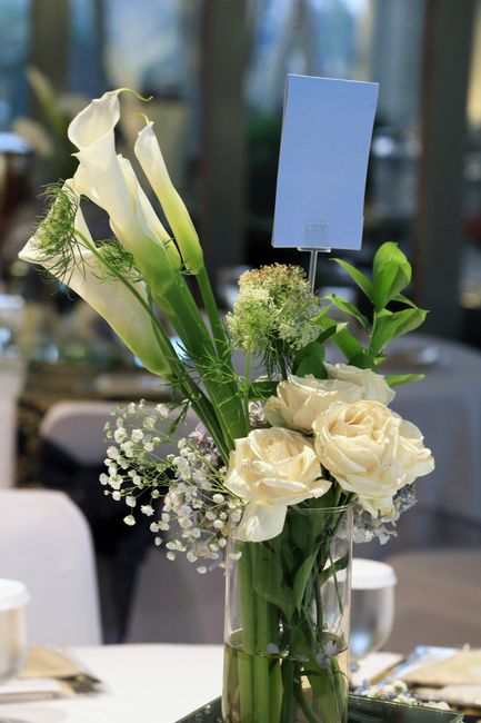 Arrangement d'urne avec callas et roses