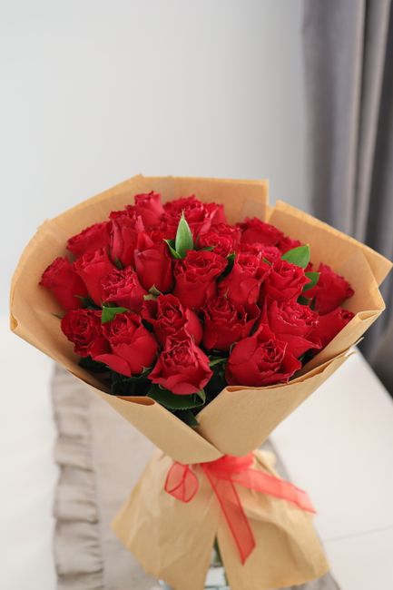 Cœur brisé avec des roses rouges