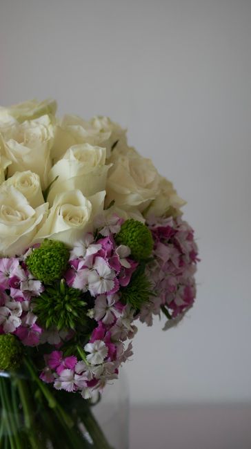 Croix avec roses blanches