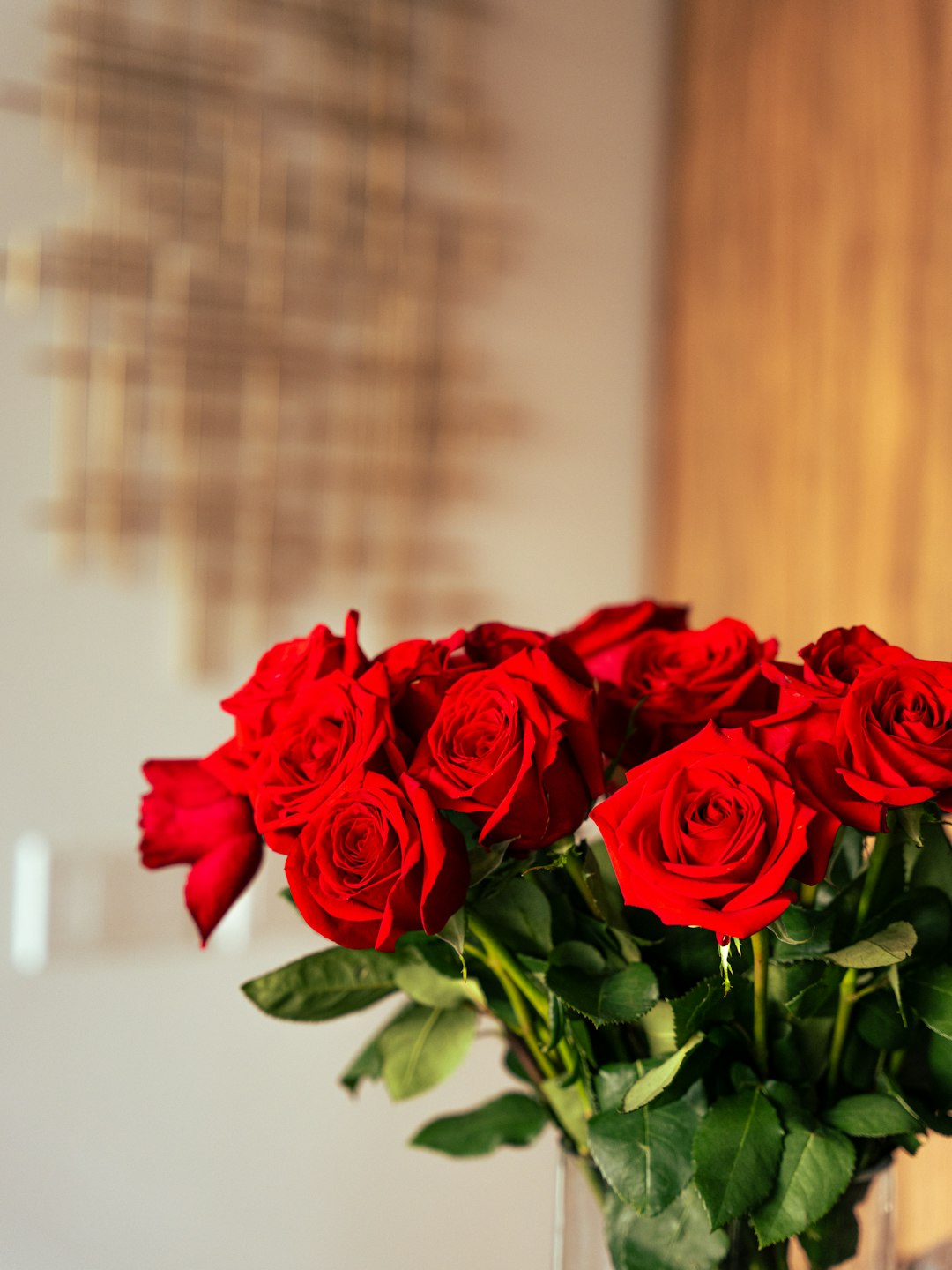 Croix avec roses rouges